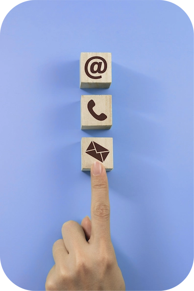 Persona escribiendo un mensaje desde un portátil para contactar con SenshiCode, agencia web especializada en desarrollo profesional, sistemas de reservas y tours virtuales.