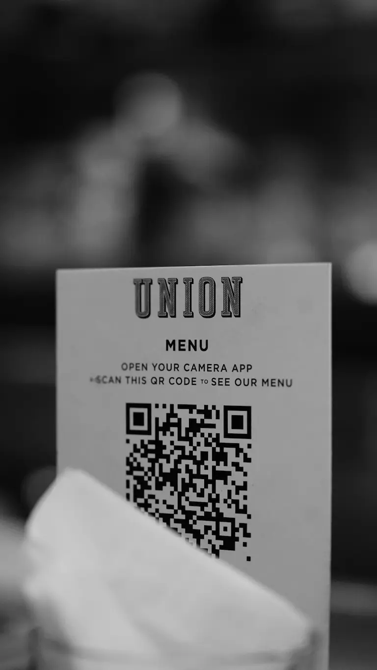 Menú con código QR en restaurante como ejemplo de integración digital y reservas online