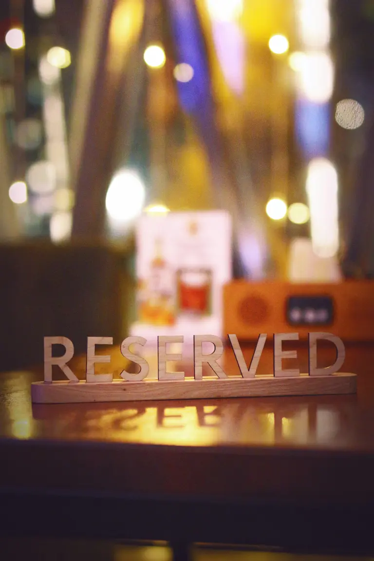 Reservas Online: Cartel de “Reserved” sobre mesa en restaurante