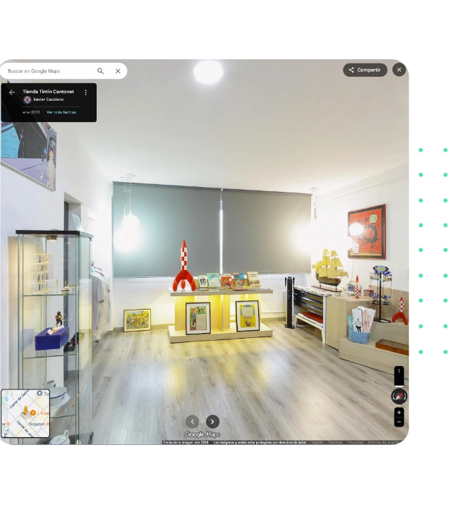 Tour virtual 360 del interior de una tienda: espacio luminoso con mostrador central, vitrinas y estanterías sobre suelo de madera.