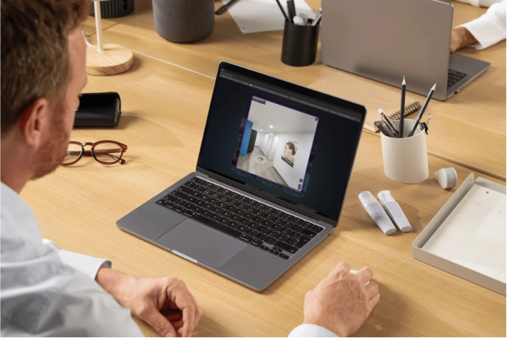 Cliente explorando un tour virtual 360 de un negocio local desde su ordenador