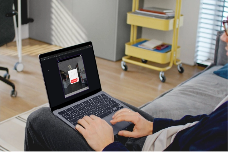 Persona explorando un tour virtual 360 interactivo en su portátil y reservando una cita online