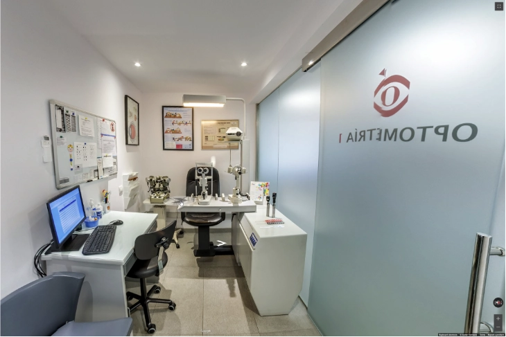 Interior luminoso y limpio de una clínica oftalmológica mostrado en un tour virtual 360